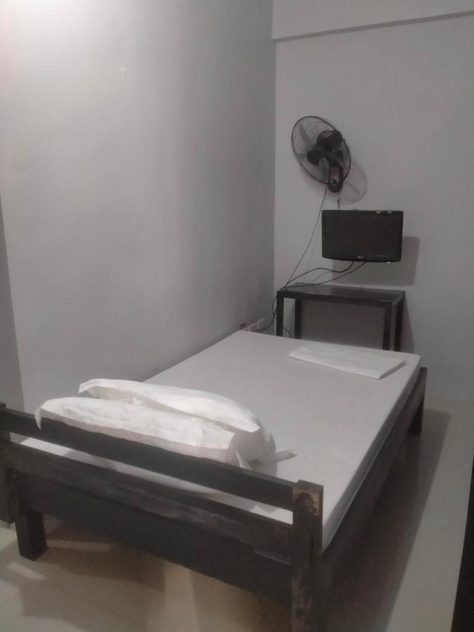 V.F. Riton Apartelle Laoag Extérieur photo